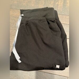 Figs women’s black lemarie petite slim flare scrub pants size S